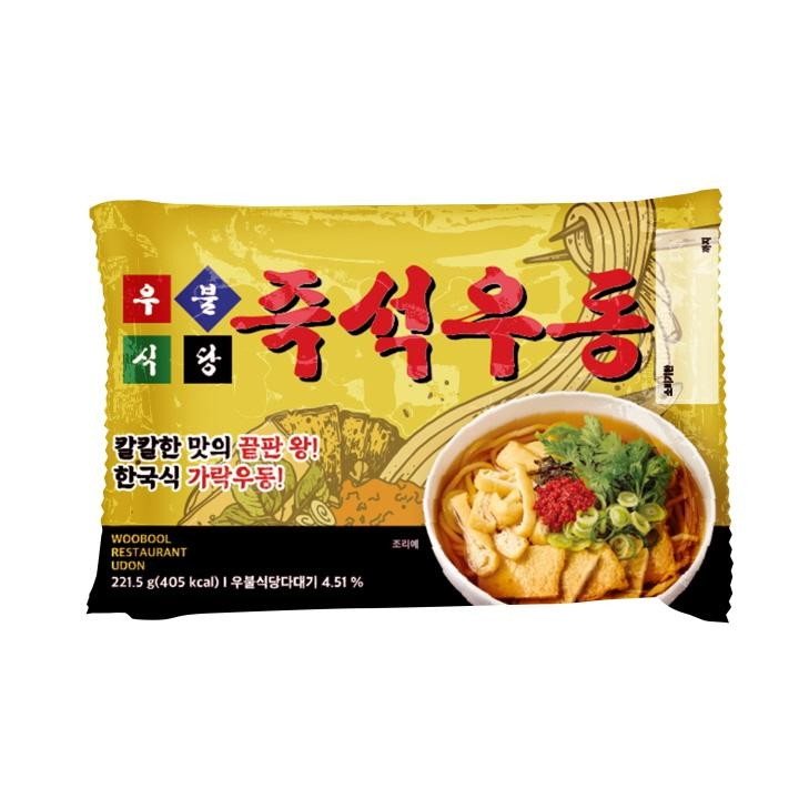 진한 국물 위에 유부와 쪽파를 올린 우동 한 그릇